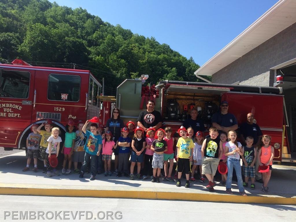 Before COVID the Kindergarten class from EEMS would come to the town and tour the businesses and fire station.
This was always a fun time for both kids and Firefighters